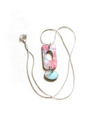 Collar de resina marmolada rosa y turquesa con colgante doble