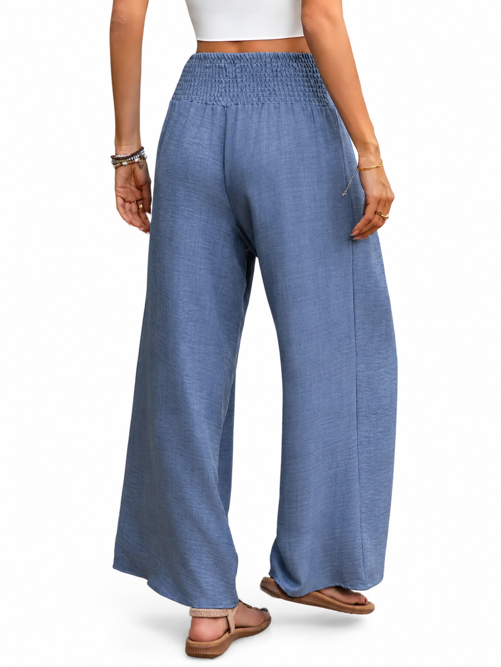 Pantalones azules de pierna ancha.