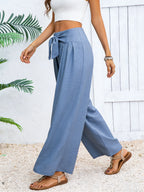 Pantalones azules de pierna ancha.